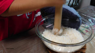 長男がお米をつぶしております。